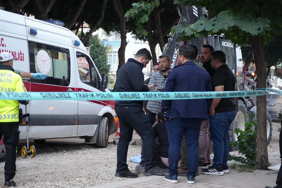 Ekmek almaya giderken kepçenin altında kalarak öldü