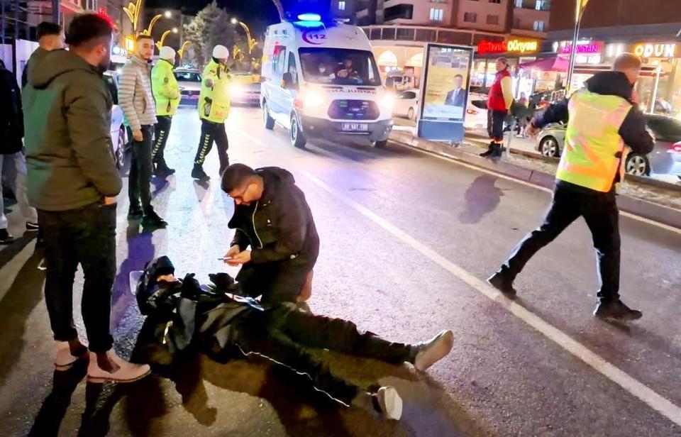 Otomobilin çarptığı motosiklet sürücüsü yaralandı