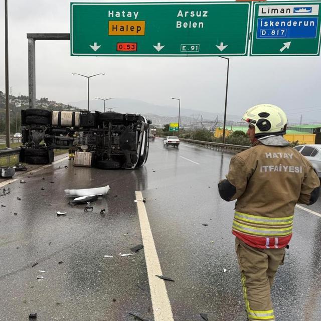 Devrilen tırın sürücüsü yaralandı