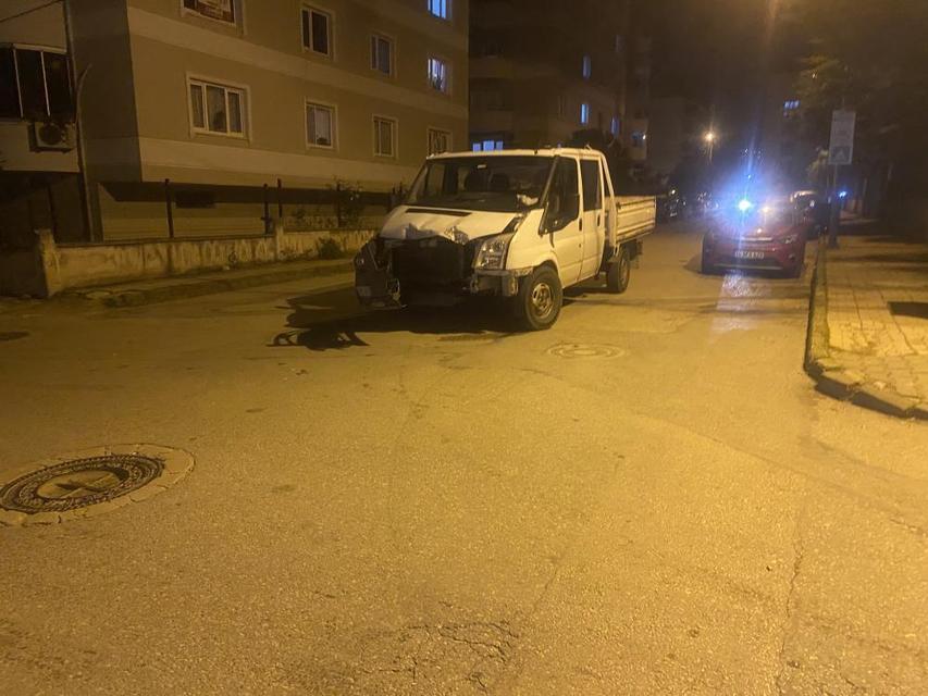 Otobüs ile kamyonet çarpıştı