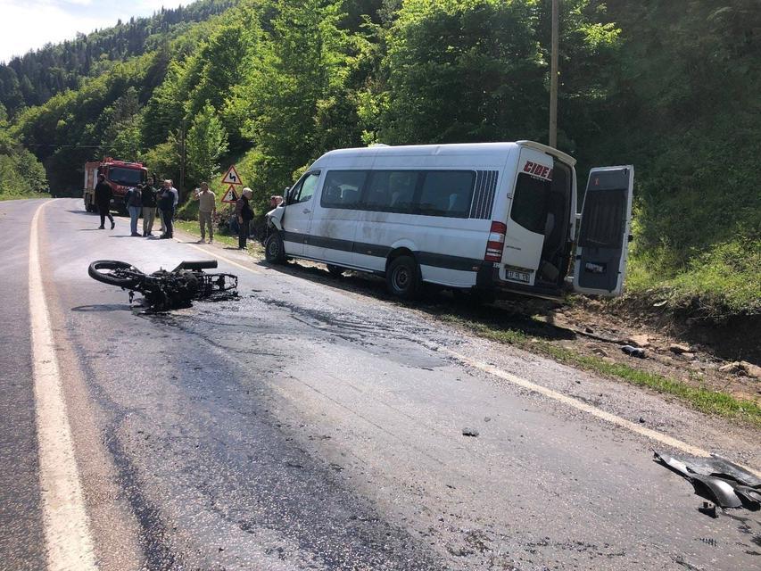Motosiklet, minibüs ile çarpıştı: 1 ölü