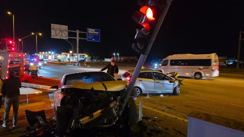 Kavşakta feci kaza: 3 yaralı