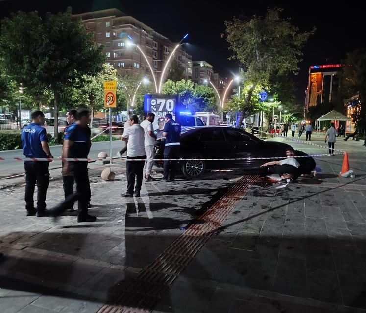 Kontrolden çıkan otomobil aydınlatma direğine çarptı