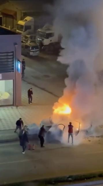 Alev alan araca esnaf yangın tüpleriyle koştu