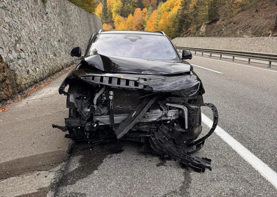 İstinat duvarına çarpan araç, ağır hasar aldı