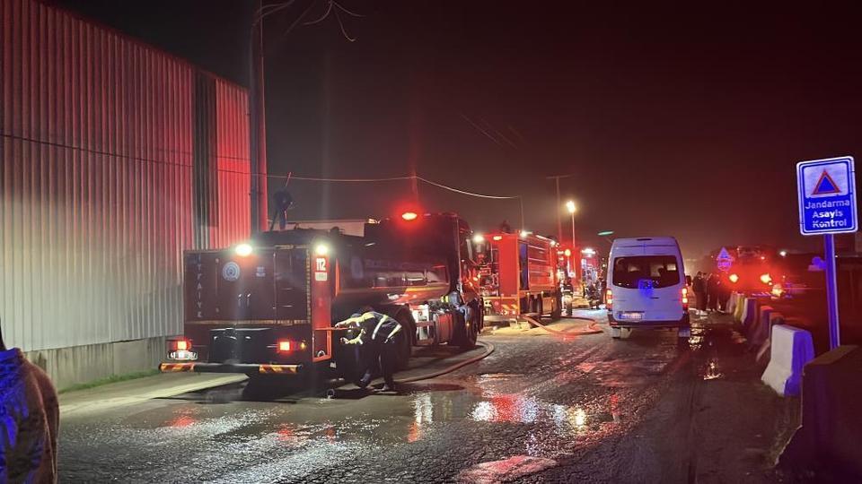 Geri dönüşüm deposunda yangın