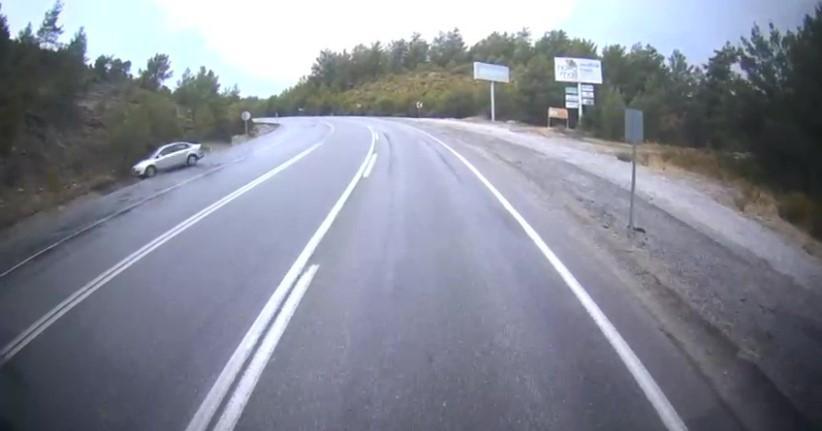 Yağış nedeniyle kayganlaşan yolda otomobil takla attı: 2 yaralı