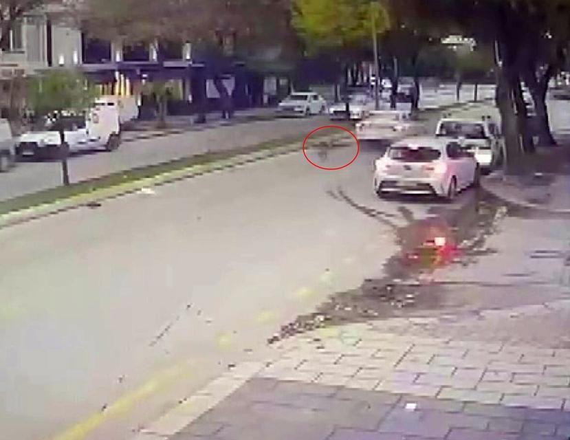 Otomobilin çarptığı kadın metrelerce savruldu