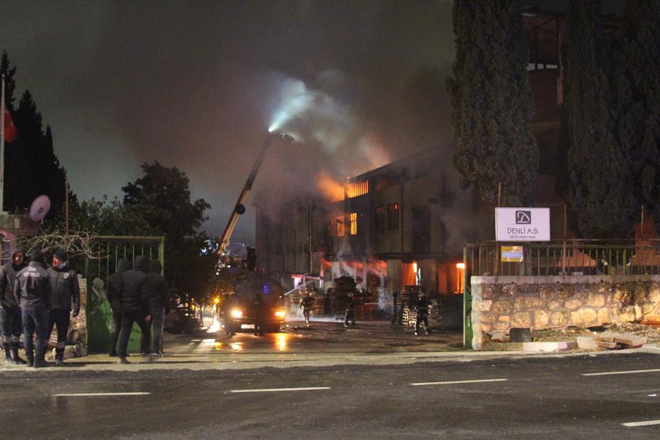 Fabrika yangını korkuttu