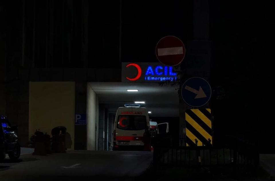 Arkadaşı tarafından bıçaklanan adam hastane önüne atıldı