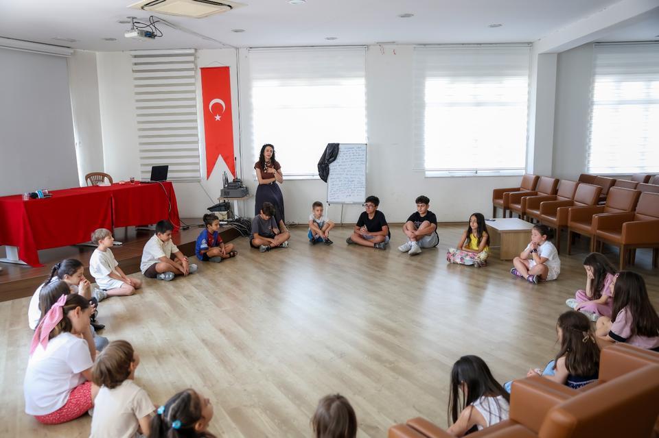 Efeler'de sahne minik yeteneklerin