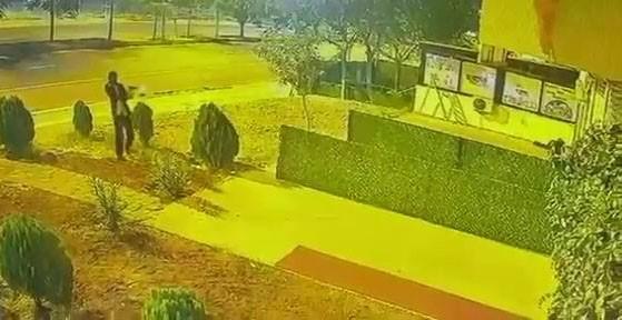 İş yerine silahlı saldırı kamerada