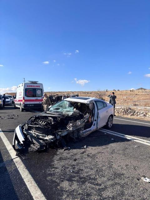 Otomobil ile açık kasa kamyonet çarpıştı: 2 yaralı