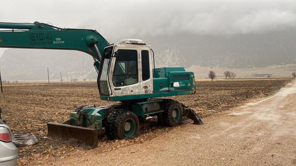 DSİ'ye ait kepçeyi çalıp define aramışlar