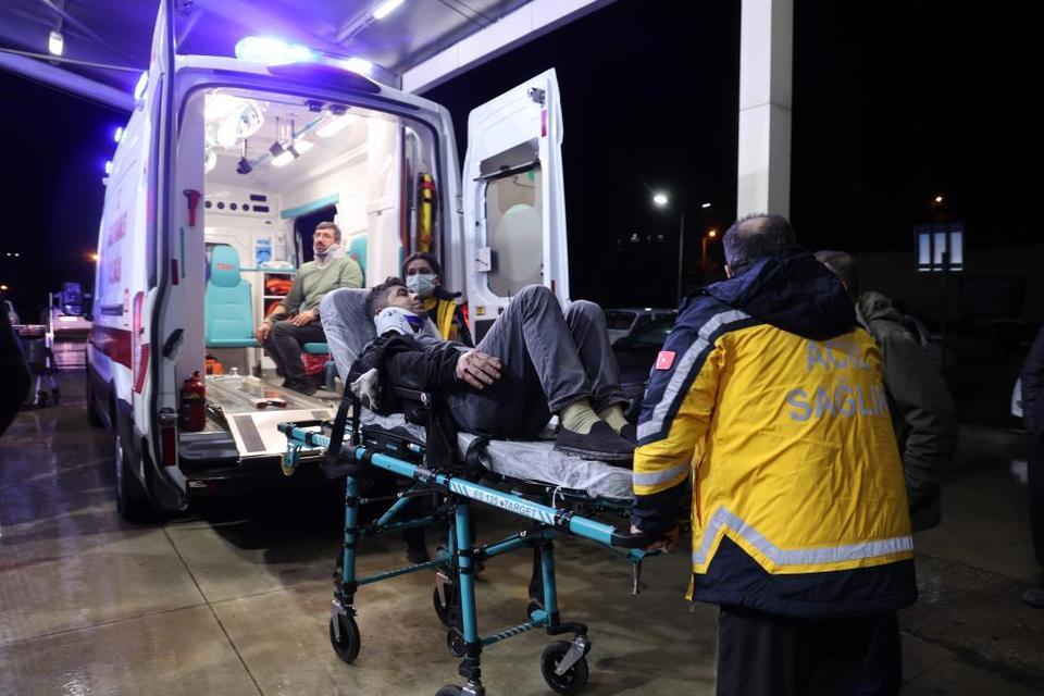 Fabrika işçilerini taşıyan minibüs devrildi: 13 yaralı