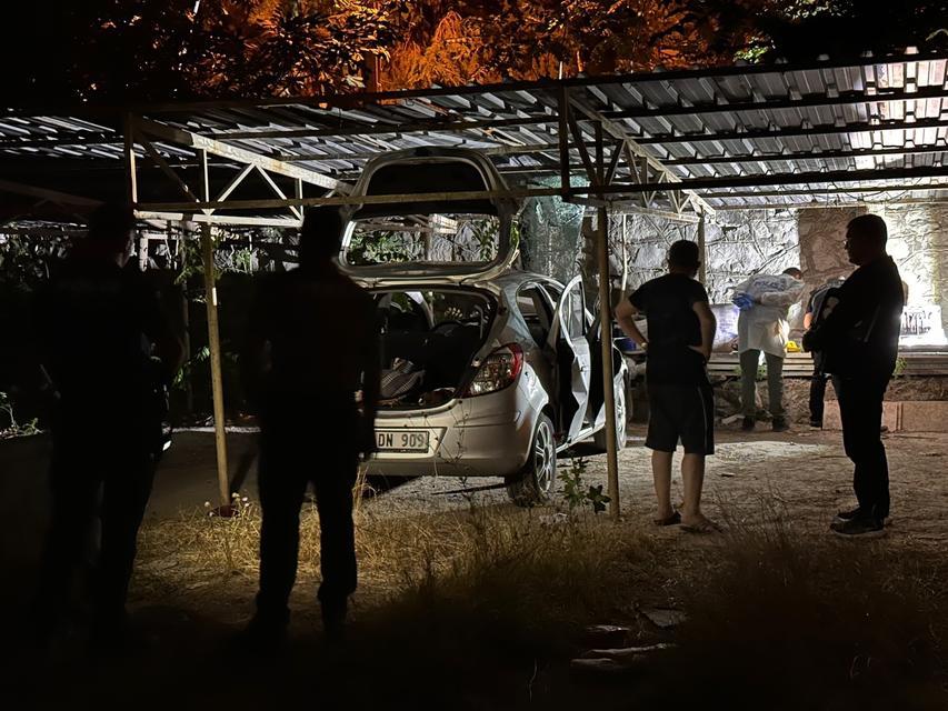 Park halindeki otomobilde çakmak gazı tüpü patladı