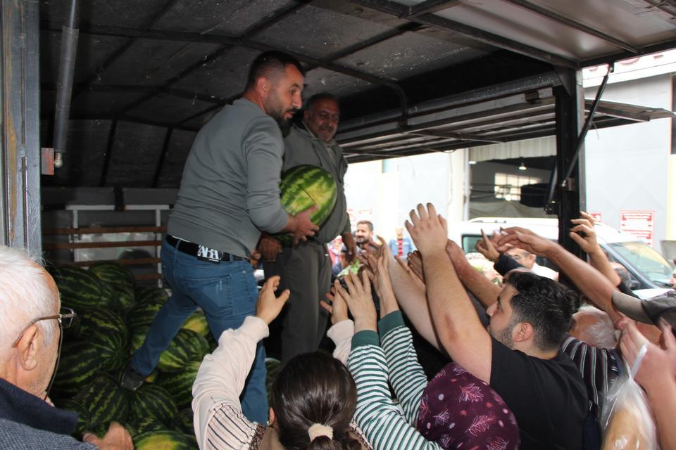 Sezonun son karpuzlarını ücretsiz dağıttı, 5 dakikada tükendi