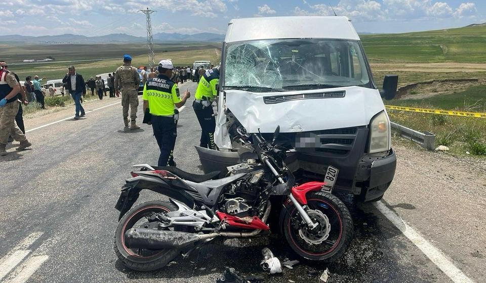 VAN'DA MOTOSİKLET İLE MİNİBÜS ÇARPIŞTI: 2 ÖLÜ