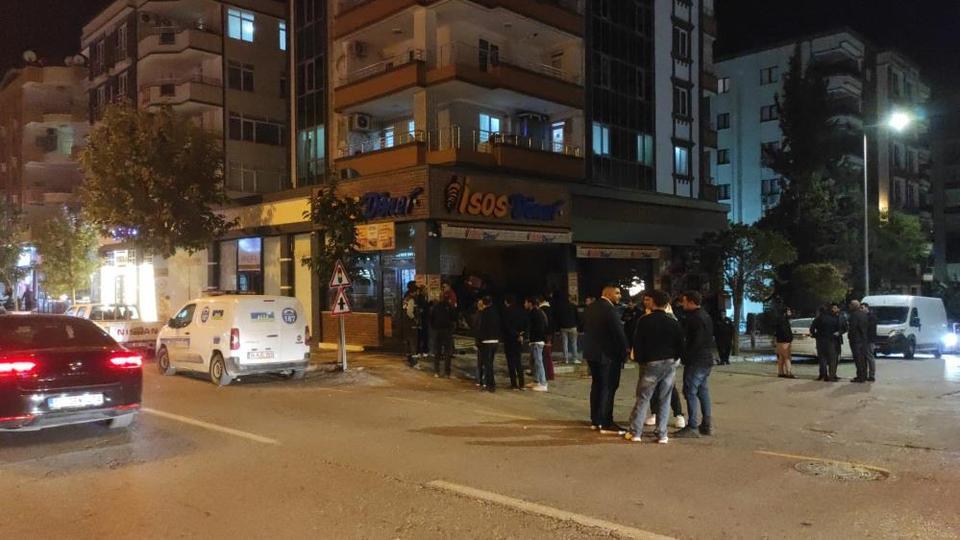 Kontrolden çıkan otomobil, yeni açılan dönerciye daldı