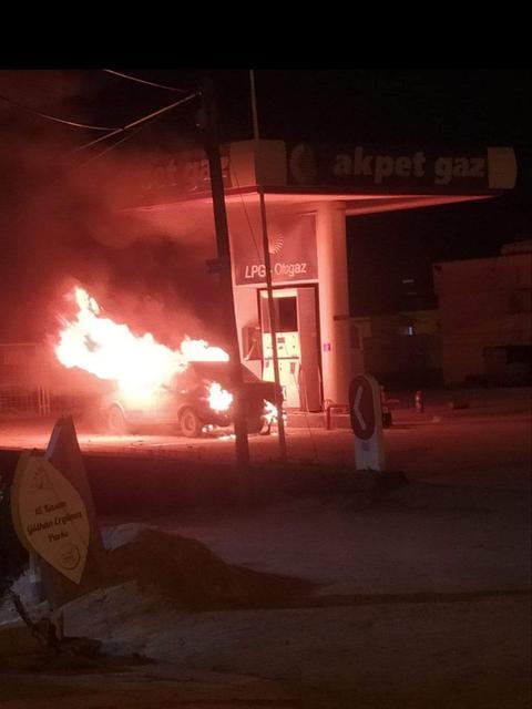 Hatay'da LPG dolumu esnasında yanmaya başlayan araçtaki 3 kişi yaralandı.

Yangın, Hassa ilçe merkezindeki bir akaryakıt istasyonunda meydana geldi. 31 B 1653 plakalı Tofaş marka otomobil LPG dolumu esnasında alev aldı.