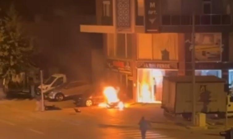 Yanan motosikletin sürücüsünü vatandaşlar kurtardı