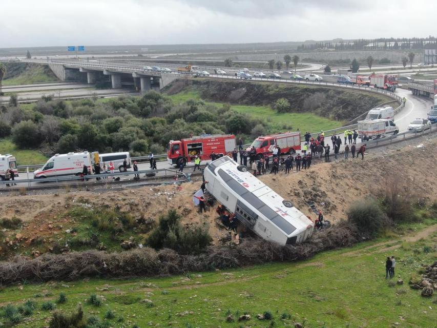 Yolcu otobüsü şarampole yuvarlandı: 8 ölü, 26 yaralı