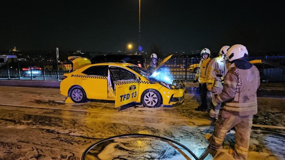 Seyir halindeki ticari taksi alev alev yandı