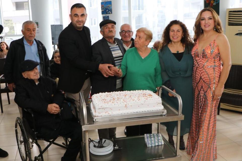 Söke Huzur Evi’nde erken yeni yıl kutlaması renkli geçti