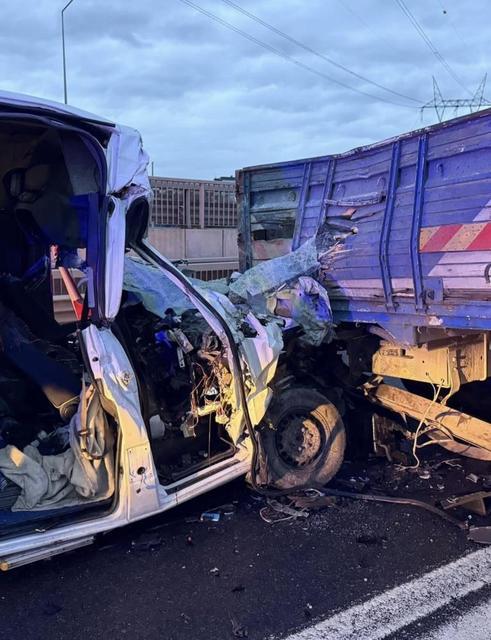 Servis minibüsü kamyonla çarpıştı: Ağır yaralı işçiden acı haber geldi