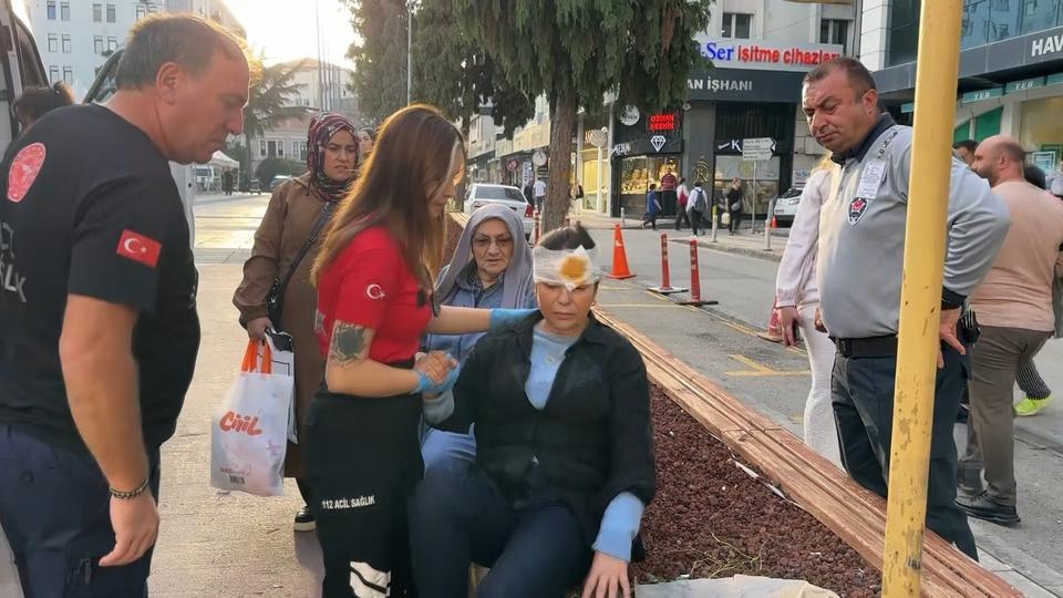 Görünmez kaza: Yayanın kafasına bariyer çarptı