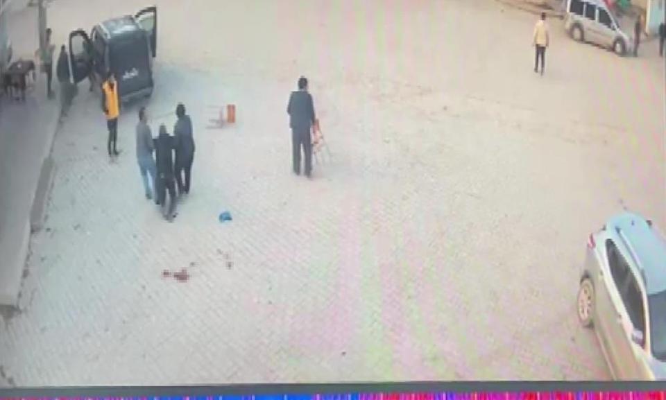 Kendisine silah doğrultan adamı bıçakla öldürdü