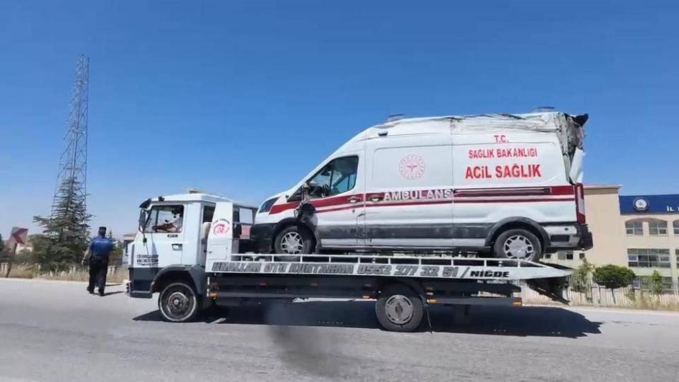 Ambulans ile otomobil çarpıştı: 3'ü sağlık çalışanı 5 yaralı