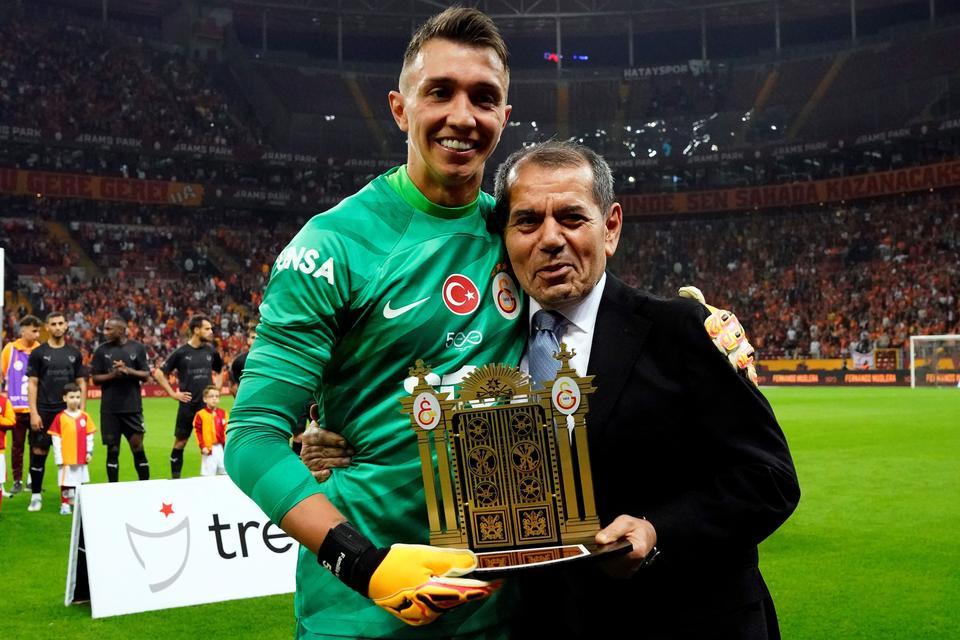Galatasaray’ın Uruguaylı file bekçisi Fernando Muslera, Hatayspor maçıyla birlikte sarı-kırmızılılarla 500. resmi karşılaşmasına çıktı. Mücadele öncesinde Galatasaray Başkanı Dursun Özbek, Muslera’ya plaket takdim etti.