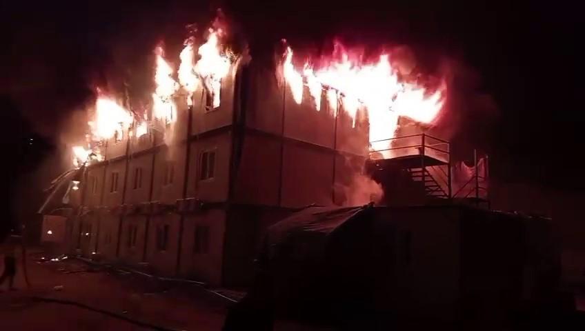 İşçilerin kaldığı konteyner alevlere teslim oldu