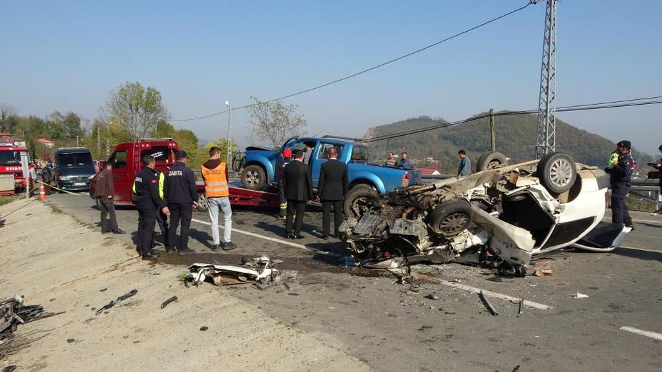 Otomobil ile kamyonet çarpıştı: Baba öldü, oğlu ve diğer sürücü ağır yaralı
