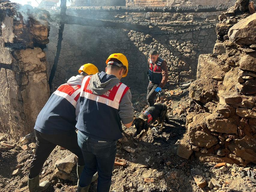 Manisa'da 5 evin kül olduğu yangında ölen kadının cenazesine ulaşıldı