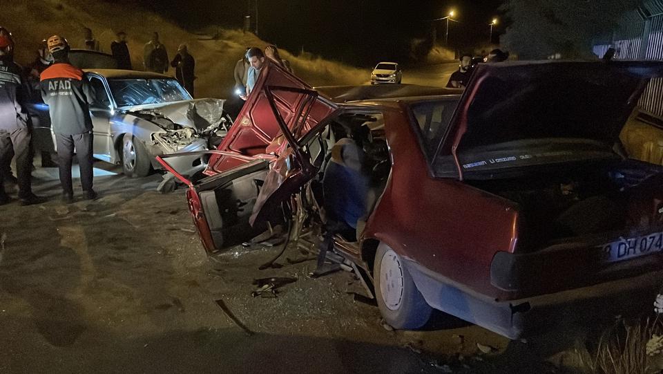 İki otomobilin çarpıştığı kazada 15 yaşındaki çocuk öldü