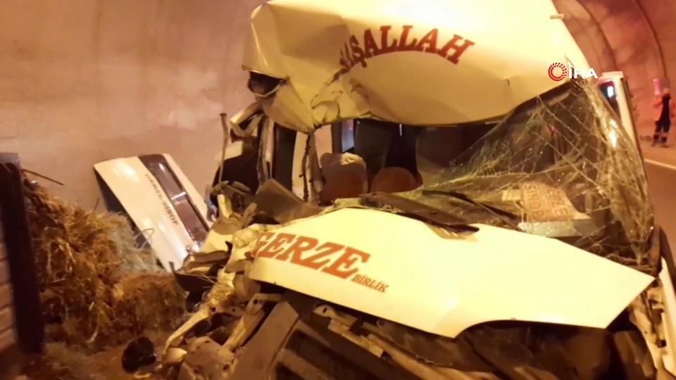 Traktörle yolcu minibüsü çarpıştı: 11 yaralı