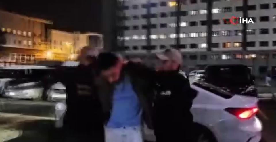 Tasma taktığı kadını sokaklarda dolaştırdı: Tutuklandılar