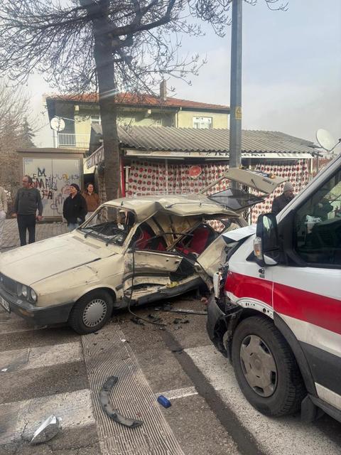 Feci kaza: Otomobil ve ambulans çarpıştı, 2 yaralı