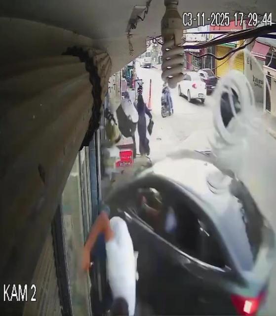 Otomobil markete daldı: 4 yaralı