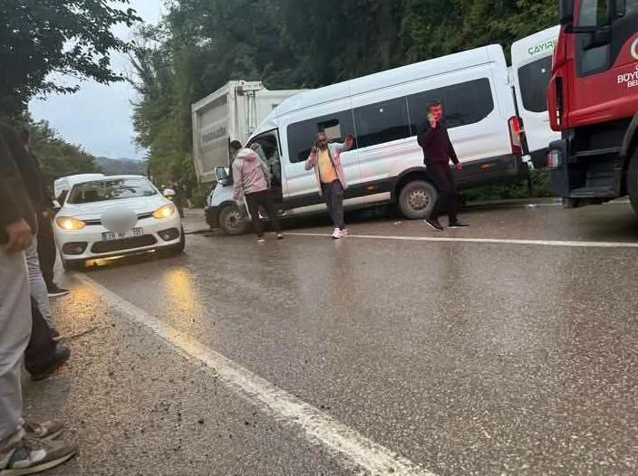 Minibüs kamyonla çarpıştı: 1 ölü, 23 yaralı