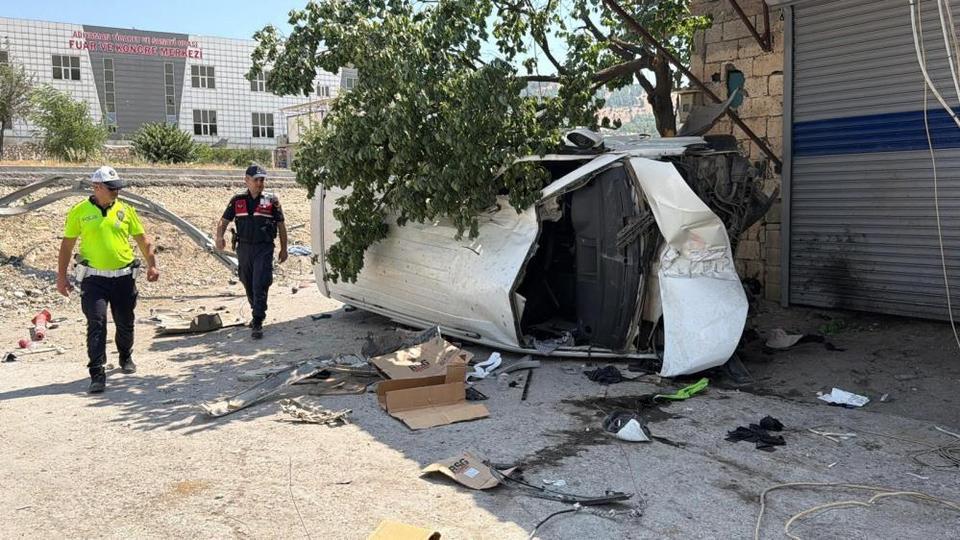 Panelvan şarampole yuvarlandı: 1'i ağır 8 yaralı