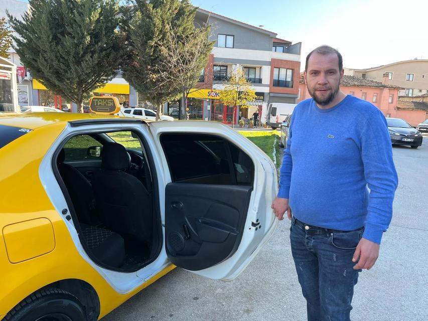Taksici, yaşlı çiftin araçta unuttuğu 5500 Euro'yu teslim etti