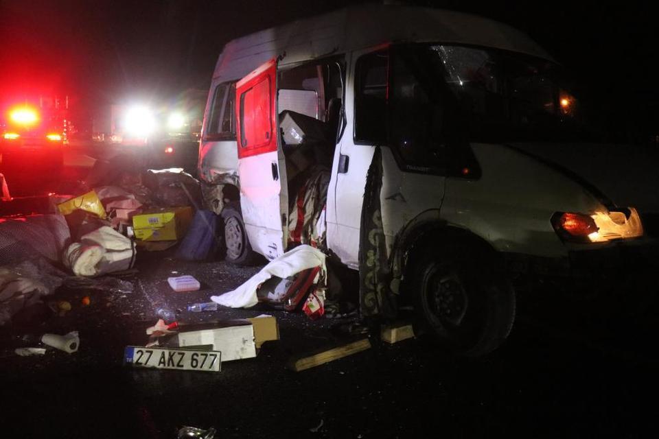 Otomobil ile minibüs çarpıştı: 1 ölü, 3 yaralı