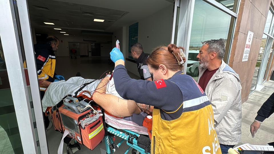 Önce boşanma aşamasındaki eşini, sonra kendisini yaraladı