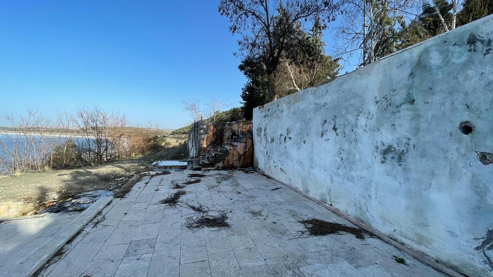 Burdur’un Yeşilova ilçesinde bir kişi, Salda Gölü yakınlarında eski bir restoran içerisindeki havuzda ölü bulundu.