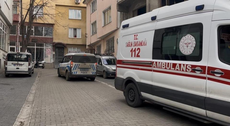 Evinde biriktirdiği giysilerin arasında yaşlı kadın ölü bulundu