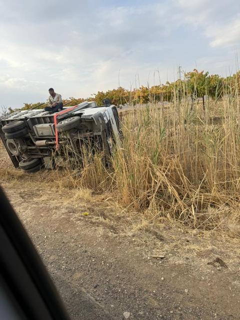 Kamyonet devrildi: 5 kişi kazadan burnu kanamadan kurtuldu