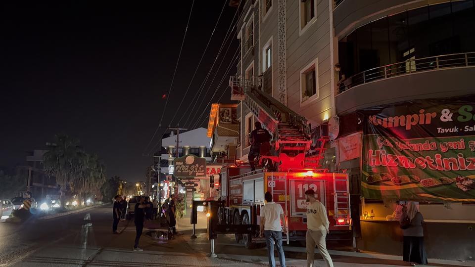 Evde mahsur kalan bebek için itfaiye ekipleri zamanla yarıştı